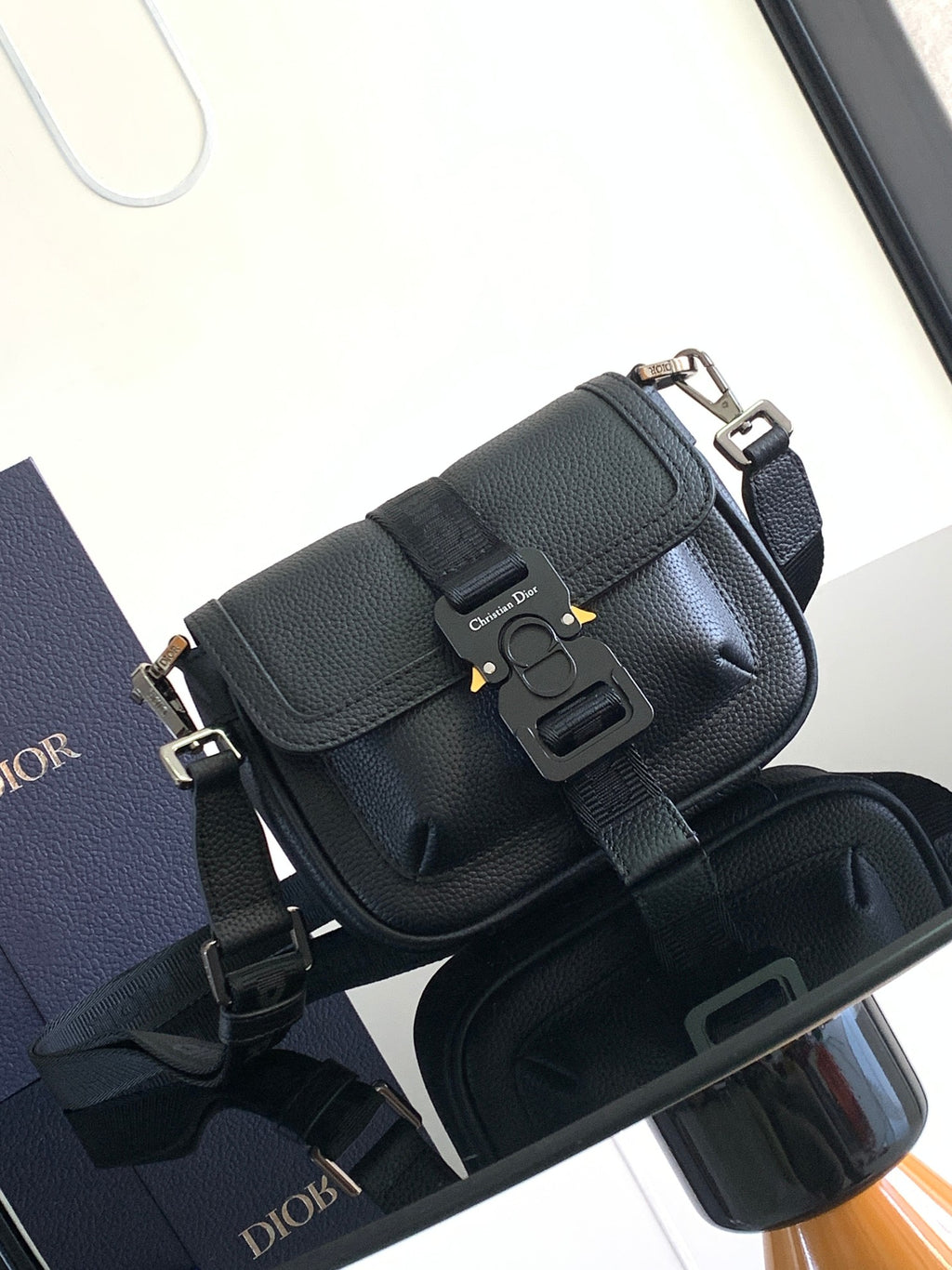 디올 힛 더 로드 블랙 메신저 미니 백