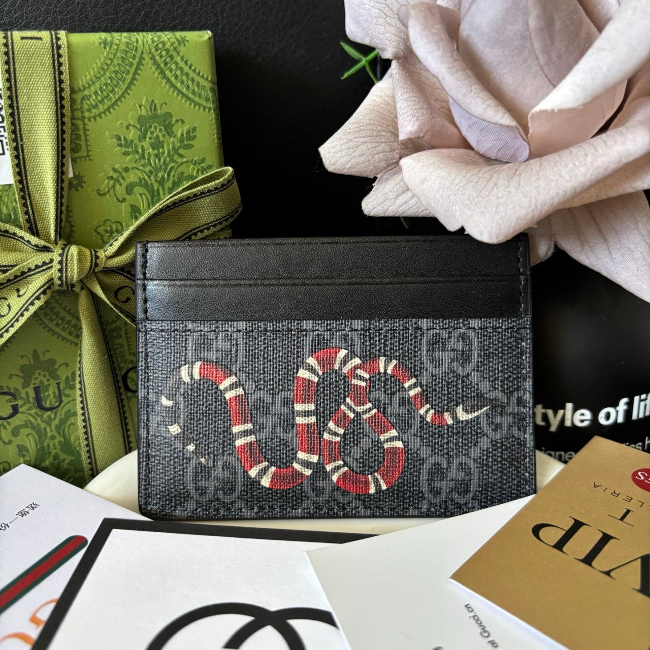 구찌 베스트리에 킹스네이크 프린트 GG 수프림 카드 케이스 블랙