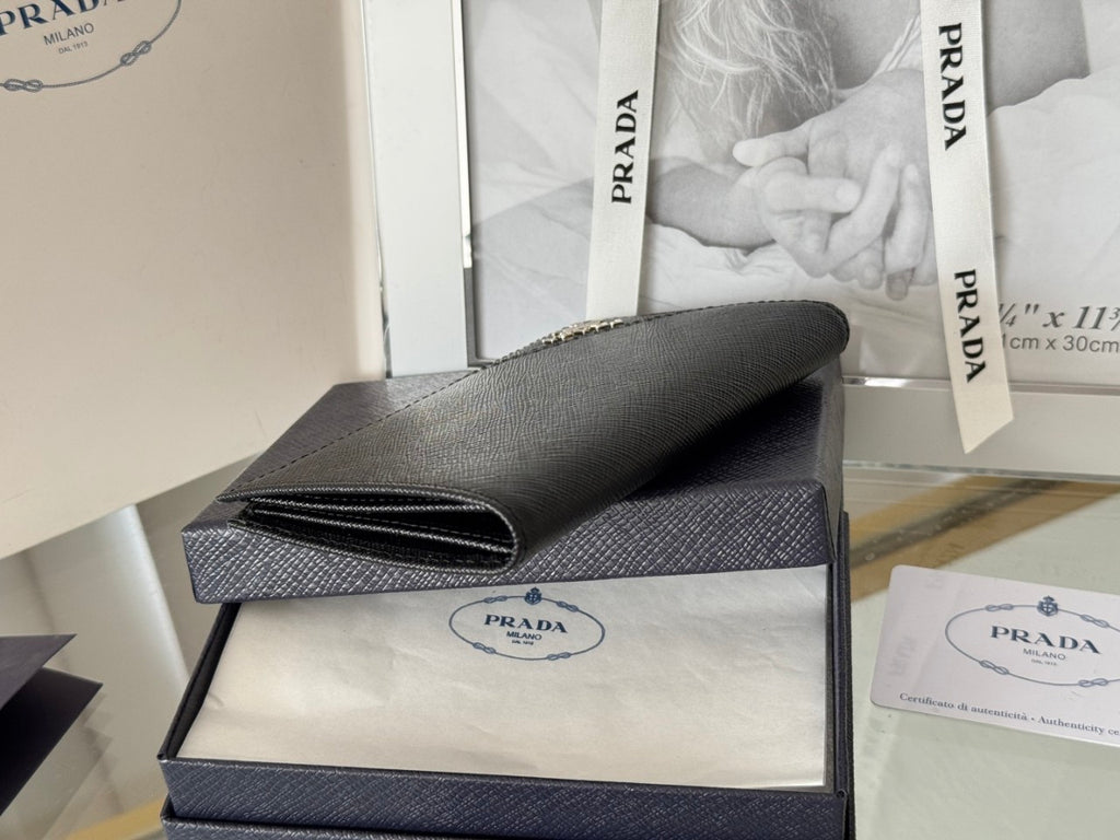 프라다 블랙 사피아노 메탈 로고 카드 홀더